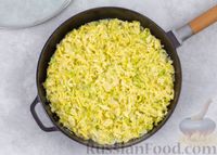 Фото приготовления рецепта: Жареная молодая капуста с яйцом и сыром - шаг №7