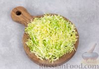 Фото приготовления рецепта: Салат из молодой капусты с зелёным луком и сметаной - шаг №2
