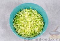 Фото приготовления рецепта: Салат из молодой капусты с зелёным луком и сметаной - шаг №3