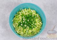 Фото приготовления рецепта: Салат из молодой капусты с зелёным луком и сметаной - шаг №4