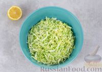 Фото приготовления рецепта: Салат из молодой капусты с зелёным луком и сметаной - шаг №6