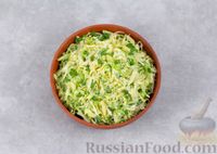 Фото приготовления рецепта: Салат из молодой капусты с зелёным луком и сметаной - шаг №7