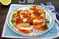 Фото к рецепту: Куриное филе в томатно-соевом маринаде, запечённое с помидорами и сыром