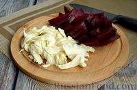 Фото приготовления рецепта: Салат из свёклы, моцареллы, шпината и миндальных хлопьев - шаг №3