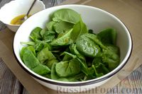 Фото приготовления рецепта: Салат из свёклы, моцареллы, шпината и миндальных хлопьев - шаг №6