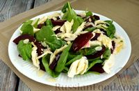 Фото приготовления рецепта: Салат из свёклы, моцареллы, шпината и миндальных хлопьев - шаг №9