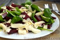 Фото приготовления рецепта: Салат из свёклы, моцареллы, шпината и миндальных хлопьев - шаг №11