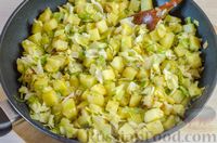 Фото приготовления рецепта: Картофельно-капустные котлеты с моцареллой - шаг №7