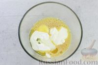 Фото приготовления рецепта: Заливной пирог с беконом, сыром и зеленью - шаг №7