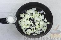 Фото приготовления рецепта: Кулебяка из слоёного теста, с рыбой, рисом и яйцами - шаг №4