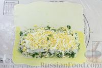 Фото приготовления рецепта: Кулебяка из слоёного теста, с рыбой, рисом и яйцами - шаг №12