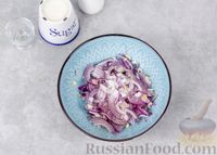Фото приготовления рецепта: Салат из помидоров, редиски и красного лука - шаг №2