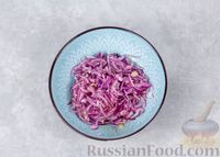 Фото приготовления рецепта: Салат из помидоров, редиски и красного лука - шаг №3