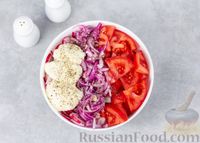Фото приготовления рецепта: Салат из помидоров, редиски и красного лука - шаг №6