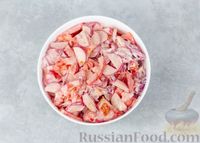 Фото приготовления рецепта: Салат из помидоров, редиски и красного лука - шаг №7