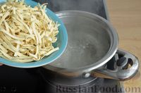 Фото приготовления рецепта: Паста в сливочно-сырном соусе - шаг №2