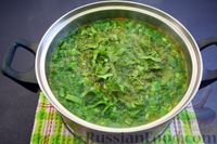 Фото приготовления рецепта: Зелёный борщ со щавелем и черемшой (без мяса) - шаг №9