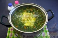 Фото приготовления рецепта: Зелёный борщ со щавелем и черемшой (без мяса) - шаг №13