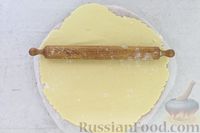 Фото приготовления рецепта: Закрытый песочный пирог с орехами в сливочно-медовой карамели - шаг №17