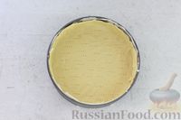 Фото приготовления рецепта: Закрытый песочный пирог с орехами в сливочно-медовой карамели - шаг №18
