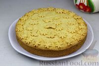Фото приготовления рецепта: Закрытый песочный пирог с орехами в сливочно-медовой карамели - шаг №22