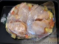 Фото приготовления рецепта: Куриные бёдра, запечённые с картошкой (в рукаве) - шаг №6