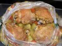 Фото приготовления рецепта: Куриные бёдра, запечённые с картошкой (в рукаве) - шаг №7