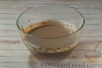Фото приготовления рецепта: Муссовый творожно-сливочный торт с шоколадом и кофе (без выпечки) - шаг №10