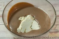 Фото приготовления рецепта: Муссовый творожно-сливочный торт с шоколадом и кофе (без выпечки) - шаг №11