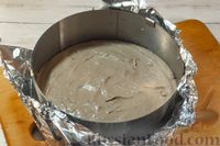 Фото приготовления рецепта: Муссовый творожно-сливочный торт с шоколадом и кофе (без выпечки) - шаг №12