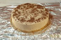 Фото приготовления рецепта: Муссовый творожно-сливочный торт с шоколадом и кофе (без выпечки) - шаг №13
