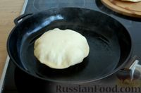 Фото приготовления рецепта: Лепёшки-кармашки на сковороде - шаг №7