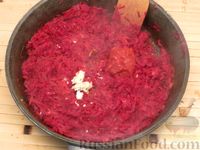 Фото приготовления рецепта: Красный борщ с индейкой, шпинатом и молодой капустой - шаг №10