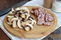 Фото приготовления рецепта: Кускус с грибами, овощами и копчёной колбасой, на сковороде - шаг №2