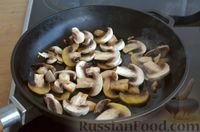 Фото приготовления рецепта: Кускус с грибами, овощами и копчёной колбасой, на сковороде - шаг №3