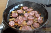 Фото приготовления рецепта: Кускус с грибами, овощами и копчёной колбасой, на сковороде - шаг №4