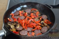 Фото приготовления рецепта: Кускус с грибами, овощами и копчёной колбасой, на сковороде - шаг №6