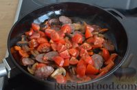 Фото приготовления рецепта: Кускус с грибами, овощами и копчёной колбасой, на сковороде - шаг №7