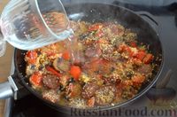 Фото приготовления рецепта: Кускус с грибами, овощами и копчёной колбасой, на сковороде - шаг №9