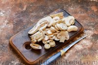 Фото приготовления рецепта: Запеканка из лапши, тунца, грибов и зелёного горошка в сливочно-сырном соусе - шаг №8