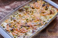 Фото приготовления рецепта: Запеканка из лапши, тунца, грибов и зелёного горошка в сливочно-сырном соусе - шаг №14