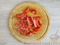 Фото приготовления рецепта: Слоёный киш с грибами, колбасой и помидорами - шаг №6
