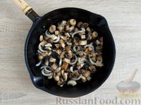 Фото приготовления рецепта: Слоёный киш с грибами, колбасой и помидорами - шаг №4