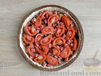 Фото приготовления рецепта: Слоёный киш с грибами, колбасой и помидорами - шаг №13