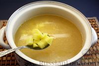 Фото приготовления рецепта: Пряный гороховый суп с курицей, овощами и мятой - шаг №12