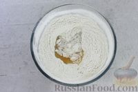 Фото приготовления рецепта: Слоёный салат с курицей, картофелем, грибами, солёными огурцами и плавленым сыром - шаг №11