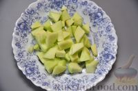 Фото приготовления рецепта: Песочные тарталетки с яблоком, вяленой клюквой, изюмом и пряностями - шаг №2