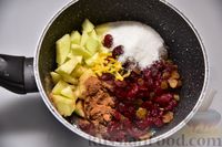 Фото приготовления рецепта: Песочные тарталетки с яблоком, вяленой клюквой, изюмом и пряностями - шаг №3