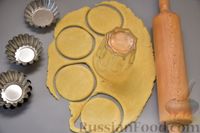 Фото приготовления рецепта: Песочные тарталетки с яблоком, вяленой клюквой, изюмом и пряностями - шаг №8
