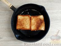 Фото приготовления рецепта: Сэндвич с яичницей и сыром - шаг №12